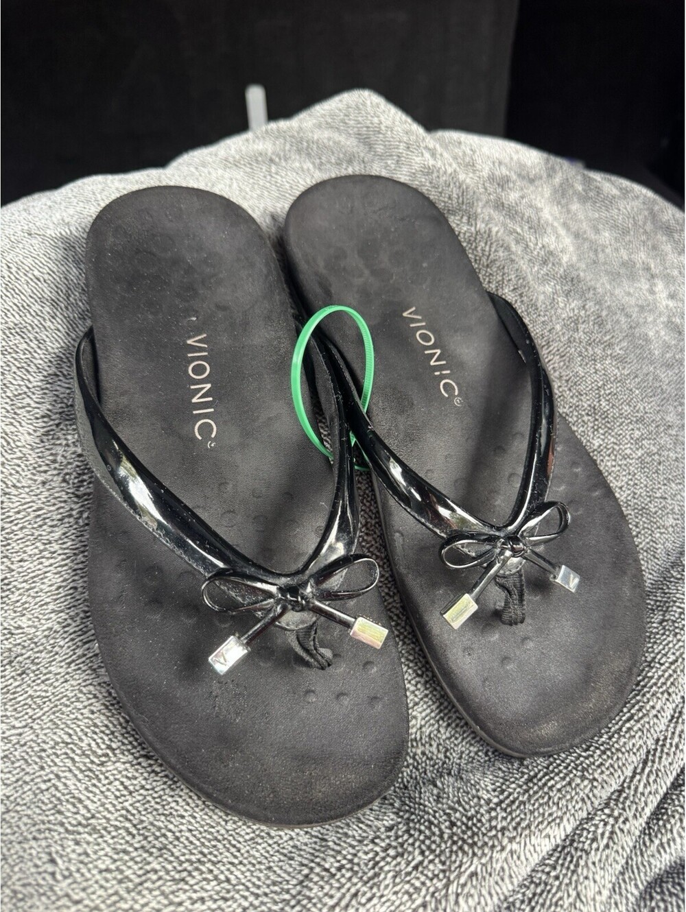 Vionic Bella Flip Flop Sandals Womens 9 Orthopedic Bow Patent Leather Feminine